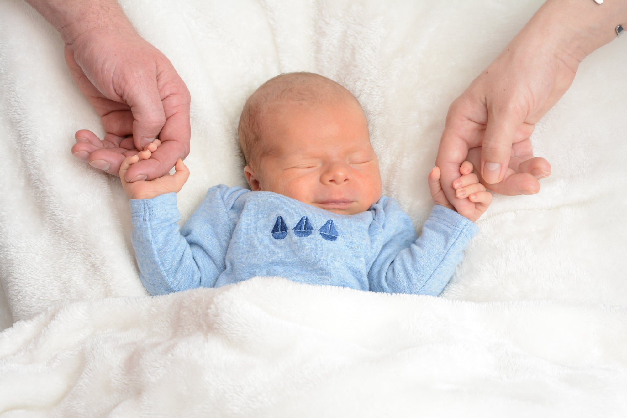 Warum ein Familienbett für einen entspannten Babyschlaf so wertvoll sein kann