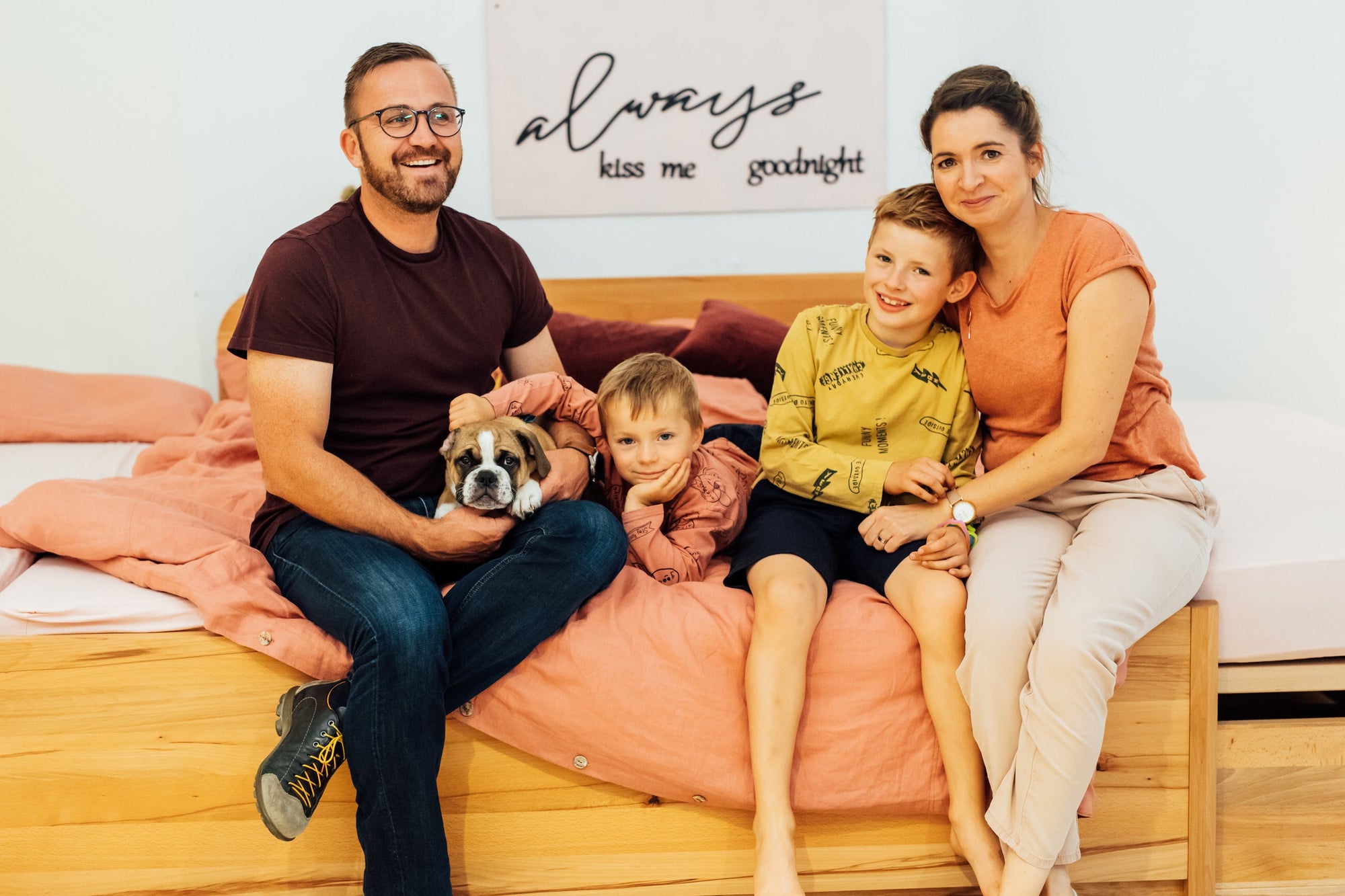 Wie lange schlafen Kinder im Familienbett? Die Antwort überrascht viele Eltern!